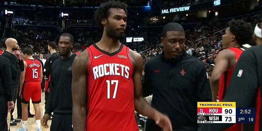 伊森脏动作+怒喷主帅，母亲无脑护短，火箭该留这定时炸弹吗？