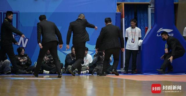 云开体育官网入口-CBA赛场“意外”:两只猫咪闯入捣乱,保安上演爆笑追逐战