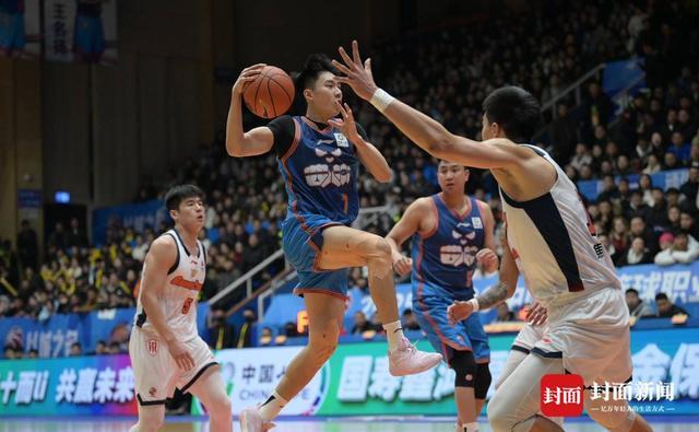 云开体育官网入口-CBA赛场“意外”:两只猫咪闯入捣乱,保安上演爆笑追逐战