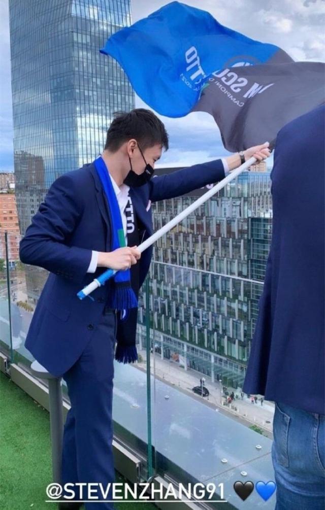 云开体育官网-张康阳挥舞国际米兰旗帜：感谢父亲，感谢莫拉蒂