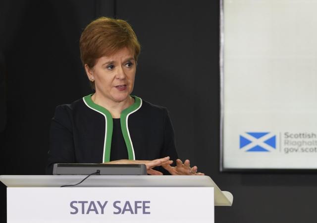 云开体育官网-近邻联赛暂停英超拉响警报 足球防疫或需要新举措